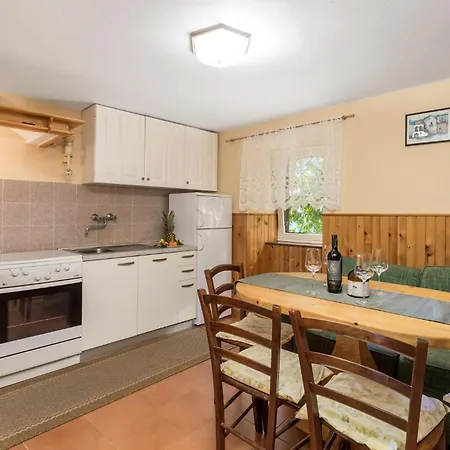 Pet Friendly In With Kitchen Holiday home