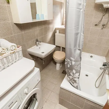 Pet Friendly In With Kitchen Holiday home